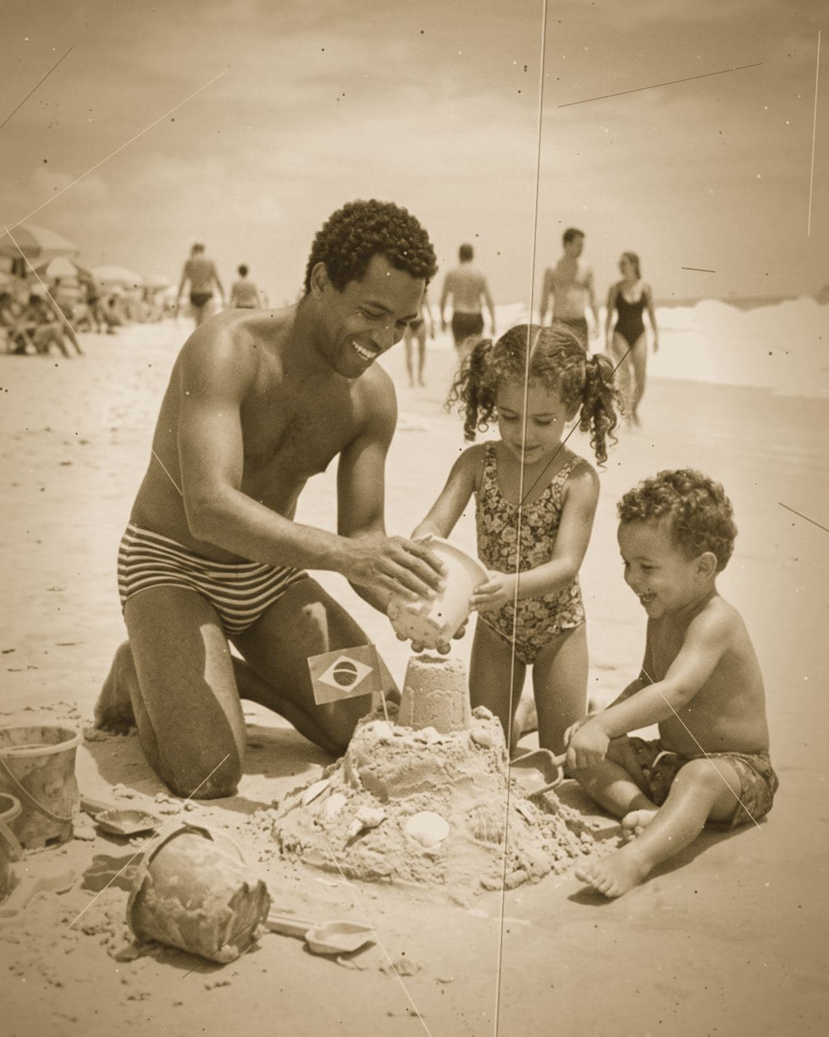 Pai com duas crianças na praia, anos 1990, foto antiga antes da restauração