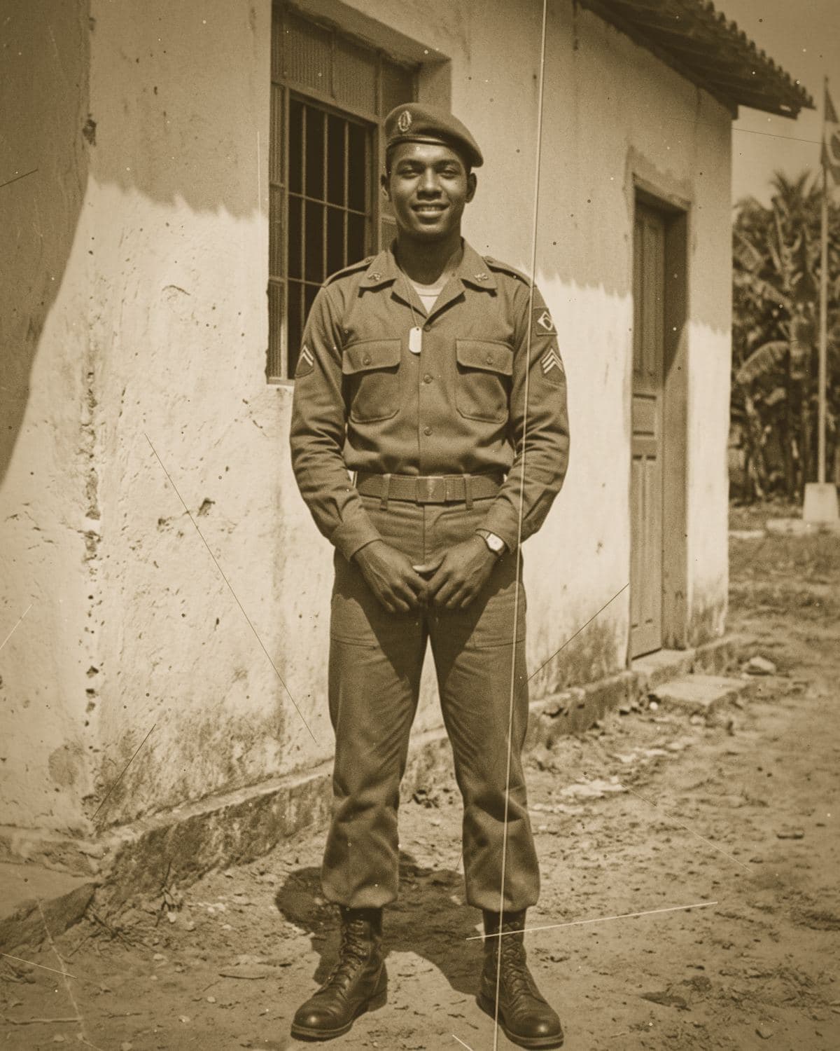 Jovem de uniforme no quartel, anos 1950, foto antiga antes da restauração
